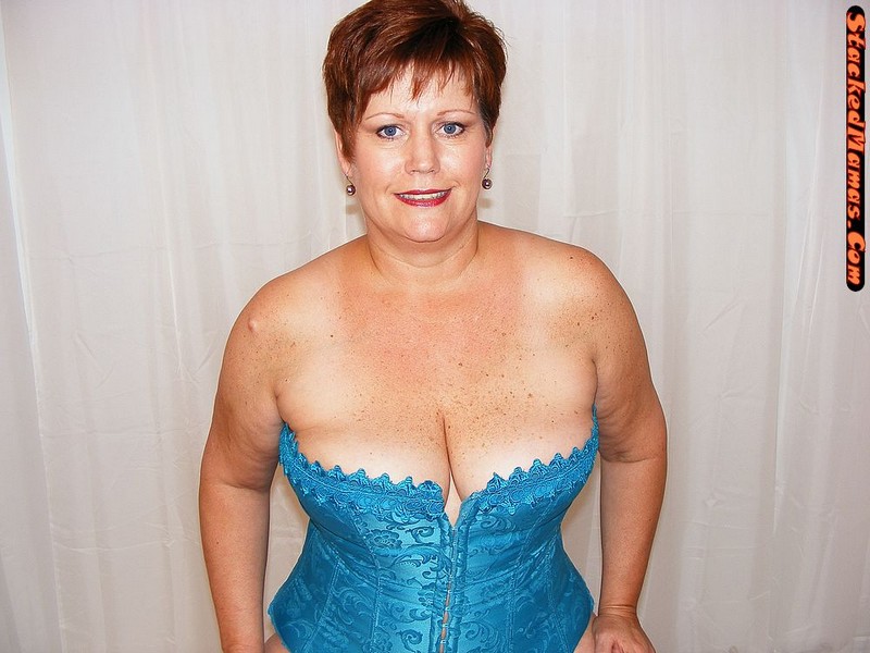Plump mature taking off her blue corset and showing pussy